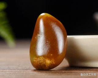 老玩家会用毛毡状结构的致密程度,来判断是不是和田籽料,这可是行家